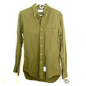 Men’s long-sleeved casual button-down shirt.